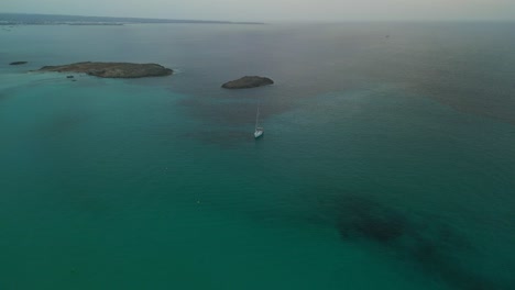 Einsame-Segelbootanker-Für-Den-Sonnenuntergang-Auf-Der-Vorgelagerten-Insel