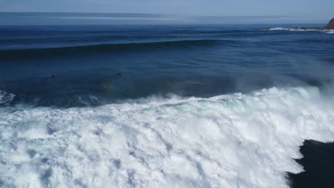 Einige-Surfer-In-Perfekt-Abrollenden-Wellen-Am-Telheiro-Beach-Im-Europäischen-Atlantik