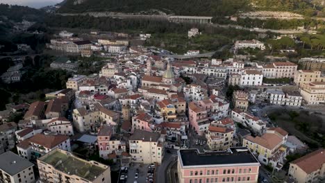 Salerno,-Italien-Luftdrehung-Weit-Von-Links-Nach-Rechts-Ganze-Stadt