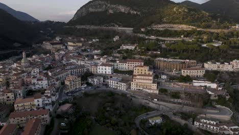Salerno,-Italia-Drone-Aéreo-De-Derecha-A-Izquierda-Con-Toda-La-Ciudad