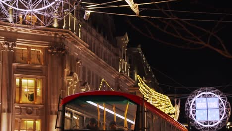 Adornos-Navideños-En-Las-Calles-De-Londres-Con-Vehículos-De-Dos-Pisos-Conduciendo-Un-Tour-De-Luces