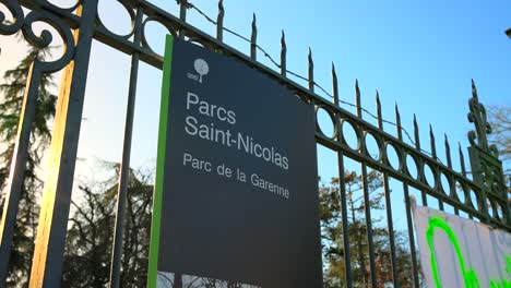 Cartel-En-La-Valla-De-Acero-A-La-Entrada-De-Parcs-Saint-Nicolas-En-Ira,-Francia