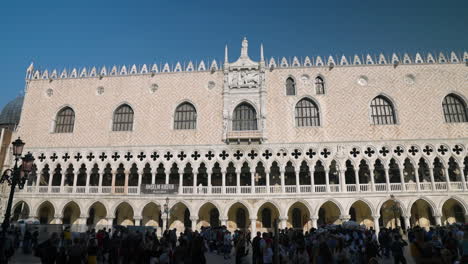 Reveal-Crowded-People-On-The-Famous-Landmark-At-St