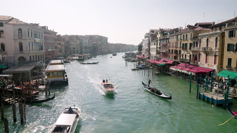 Vista-Del-Gran-Canal-Desde-El-Puente-De-Rialto-En-Venecia,-Italia---Toma-Panorámica