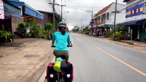 Vista-Trasera-De-Mujeres-En-Bicicleta-En-La-Carretera-De-La-Provincia-De-Nan,-Tailandia