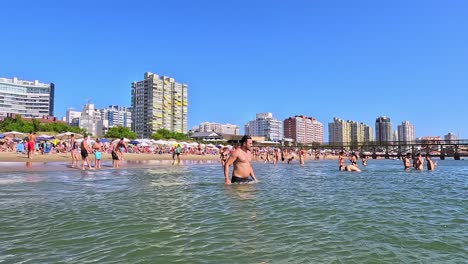 Punta-Del-Este,-Hochsaison,-Blick-Auf-Den-überfüllten-Strand-Und-Das-Hotel-Genießen,-Vom-Wasser-Aus-Gefilmt