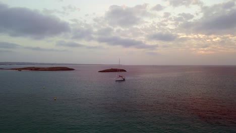 Luxus-Segelboot-Ankert-In-Der-Bucht-Bei-Sonnenuntergang