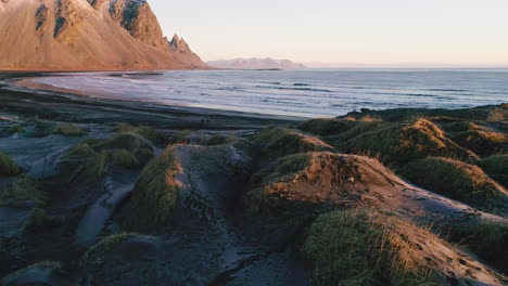 Fotograf,-Der-Den-Atemberaubenden-Vestrahorn-berg-Auf-Der-Sonnenbeschienenen-Stokksnes-stranddüne-Einfängt