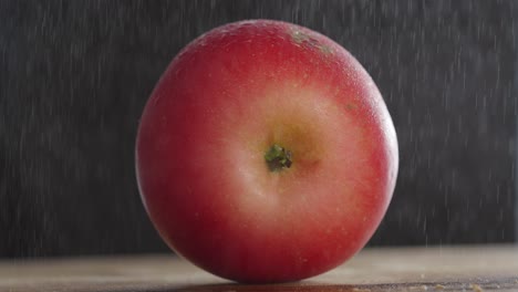Frischer-Apfel-Auf-Einer-Holzoberfläche-Mit-Nebel-Im-Hintergrund-Slowmotion