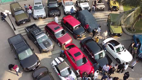 Vista-Aérea-De-Las-Personas-Que-Asisten-A-La-Exhibición-De-Autos-Pakwheels-En-Karachi
