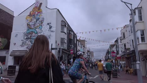 Street-scene-in-"the-Lanes",-a-lively-neighbourhood-in-Brighton-full-of-bars-and-restaurants