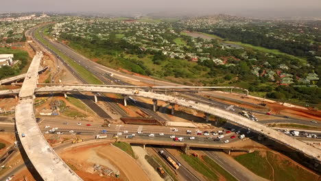 Drone-Aéreo-De-Un-Intercambio-De-Carretera-Ocupado-En-Construcción