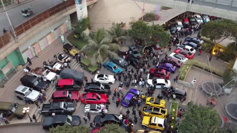 Vista-Aérea-De-Las-Personas-Que-Asisten-A-La-Exhibición-De-Autos-Pakwheels-En-Karachi