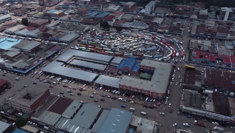 Drohnenvideo-Eines-Busbahnhofs-In-Harare,-Simbabwe