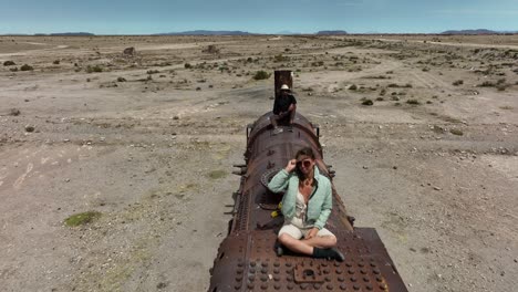 Uyuni,-Bolivien---Touristenfreunde,-Die-Allein-Mit-Freiheit-Am-Wüstenartigen-Salar-De-Uyuni-Laufen,-Der-In-Romantischer-Zeitlupe-Mit-Wasser-Und-Salz-Bedeckt-Ist