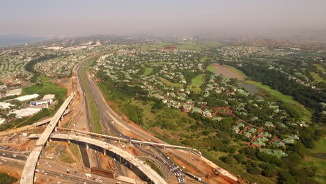 Drone-Aéreo-Sobre-La-Construcción-De-Un-Intercambio-De-Autopista-Ocupado-En-Sudáfrica