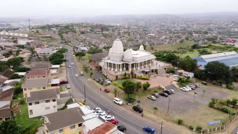 Drone-Aéreo-Ancho-De-Un-Templo-Hindú-En-Sudáfrica