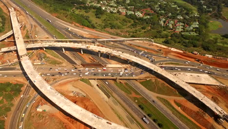 Toma-Aérea-De-Drones-De-Un-Cruce-De-Carreteras-En-Construcción-En-Sudáfrica