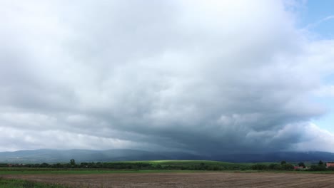 Weiße-Dicke-Wolken-Ziehen-über-Die-Weiten-Felder-Der-Landschaft