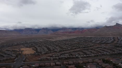 Breite-Luftschwenkaufnahme-Der-Roten-Felsenschlucht-Hinter-Der-Wüstenvorortgemeinde-In-Las-Vegas,-Nevada