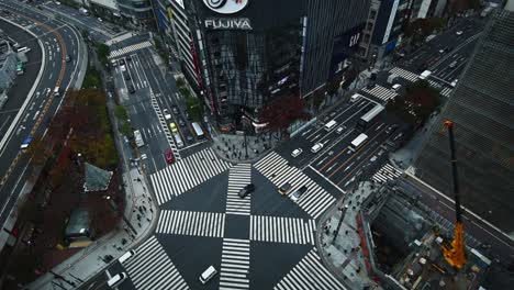 Vista-Aérea-De-Una-Concurrida-Intersección-En-Tokio,-Japón-Ginza-Es-Una-Popular-Zona-Comercial-De-Lujo-De-Tokio