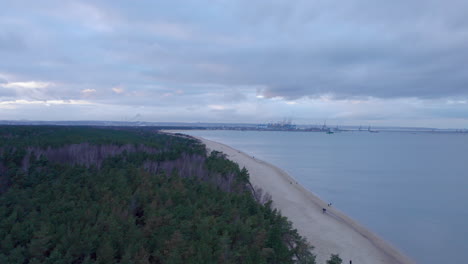 Panorama-Aéreo-Del-Idílico-Paisaje-Marino-En-La-Costa-Báltica-Cerca-De-Las-Colinas-Del-Oeste,-Gdansk,-Polonia