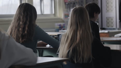 Dos-Chicas-En-Clase-Estudiando-Para-Sats-En-La-Escuela-Secundaria