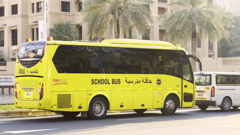 Autobús-Escolar-Amarillo-árabe-En-El-Tráfico-Esperando-A-Los-Niños-En-La-Ciudad-De-Dubai
