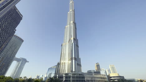 Mirando-Hacia-La-Torre-Burj-Khalifa-En-La-Ciudad-De-Dubai-Durante-El-Día