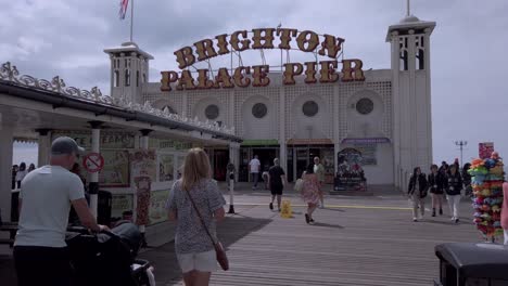 La-Entrada-Icónica-Del-Muelle-Del-Palacio-De-Brighton-En-Brighton,-Un-Monumento-Histórico-Y-Punto-De-Referencia-De-Ese-Balneario