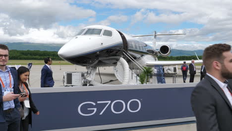 Menschenmenge-Mit-Blick-Auf-Das-Privatjet-Flugzeug-Gulfstream-G700-In-Genf,-Breit