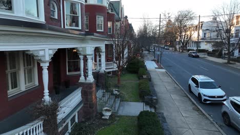 Langsamer-Luftschwenk-Von-Der-Stadtstraße-Zur-Veranda,-Terrasse-Eines-Historischen,-Viktorianischen-Hauses-In-Amerika-Im-Winter