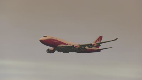 Supertanker-Flugzeuge-Bekämpfen-Brände-In-Kalifornien