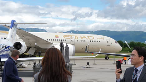 Etihad-Boeing-787-En-El-Aeropuerto-De-Ginebra-Para-La-Convención-Y-Exhibición-Europea-De-Aviación-De-Negocios-En-Suiza