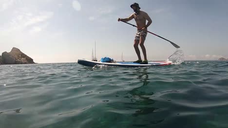 Hombre-Paddle-Surf-En-Una-Playa-En-El-Sur-De-España,-Almería