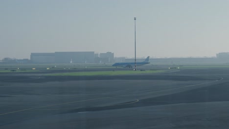 Kamerafahrt-Eines-Flugzeugs,-Das-Zum-Start-In-Rotterdam-über-Die-Landebahn-Gerollt-Wird