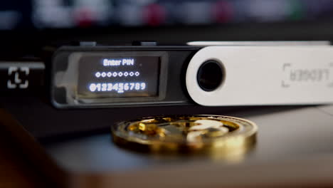 Ledger-Nano-Que-Muestra-La-Pantalla-Del-Libro-Mayor-Ingrese-El-Pin-Y-Con-Bitcoin