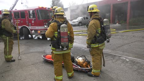 Los-Bomberos-Llevan-Equipo-Médico-Para-Tratar-Lesiones