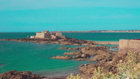 Fuerte-Nacional-En-Una-Isla-De-Marea-A-Unos-Cientos-De-Metros-De-La-Ciudad-Amurallada-De-Saint-malo