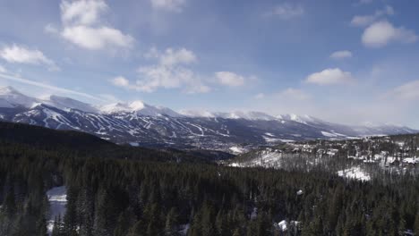 Aerial-Footage-of-Trees-and-Rocky-Mountains-in-Silverthorne,-Colorado