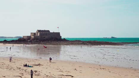 Fort-National-Auf-Einer-Gezeiteninsel-Wenige-Hundert-Meter-Von-Der-Ummauerten-Stadt-Saint-Malo-Entfernt