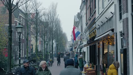 Zeitlupenaufnahme-Von-Menschen,-Die-An-Den-Kleinen-Kanälen-Entlang-Gehen-Und-In-Rotterdam-In-Geschäften-Stöbern