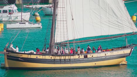 Turistas-En-Un-Viejo-Velero-De-Madera-Con-Canon-Esperando-Salir-Del-Puerto