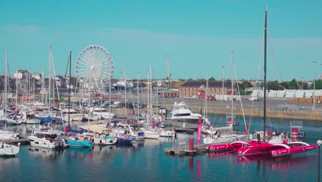 Das-Ist-Der-Teil-Des-Hafens-Von-Saint-malo,-Wo-Das-Riesenrad-Steht