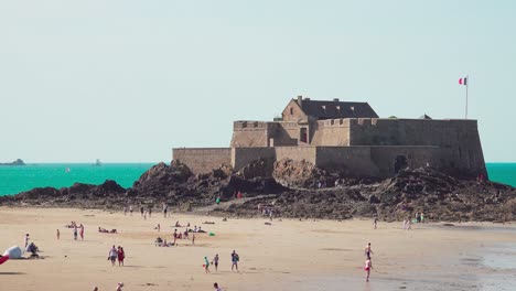 Fuerte-Nacional-En-Una-Isla-De-Marea-A-Unos-Cientos-De-Metros-De-La-Ciudad-Amurallada-De-Saint-malo