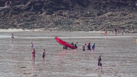 Menschen,-Die-Bei-Ebbe-Einen-Sonnigen-Und-Schönen-Tag-Am-Strand-Genießen