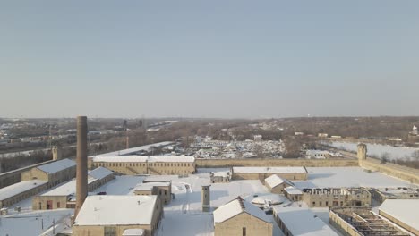 Drone-Volando-Hacia-Atrás-En-La-Antigua-Prisión-De-Joliet,-Illinois,-Famoso-Por-La-Serie-De-Televisión-De-Fuga-De-La-Prisión-Y-Los-Hermanos-De-Blues