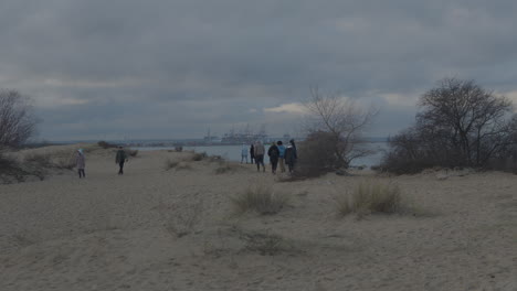 Menschen-Zu-Fuß-Am-Strand-In-Der-Nähe-Von-Hügeln-Zachodnie-In-Danzig---Blick-Richtung-Hafen-In-Danzig