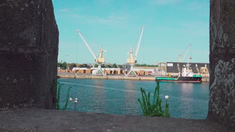 Hafenkräne-Im-Hafen-Von-Saint-Malo-Von-Der-Alten-Stadtmauer-Aus-Gesehen