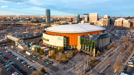 Luft-Hyperlapse-Von-Fans,-Die-Sich-In-Der-Ballarena-In-Denver,-Colorado,-Stapeln,-Um-Das-Große-Spiel-Zu-Sehen